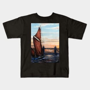 THAMES SAILING BARGE DANEBURGE, SAILING TOWARDS TOWER BRIDGE AT SUNSET Kids T-Shirt